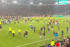 這就是足球！德丙球隊比勒菲爾德淘汰勒沃庫森，賽后球迷沖場慶祝