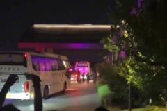云南球迷太熱情了！云南球迷等待海港大巴時(shí)高喊武磊名字