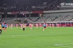 一座城市對足球的態(tài)度！蘇州東吳主場啦啦隊表演和草坪維護
